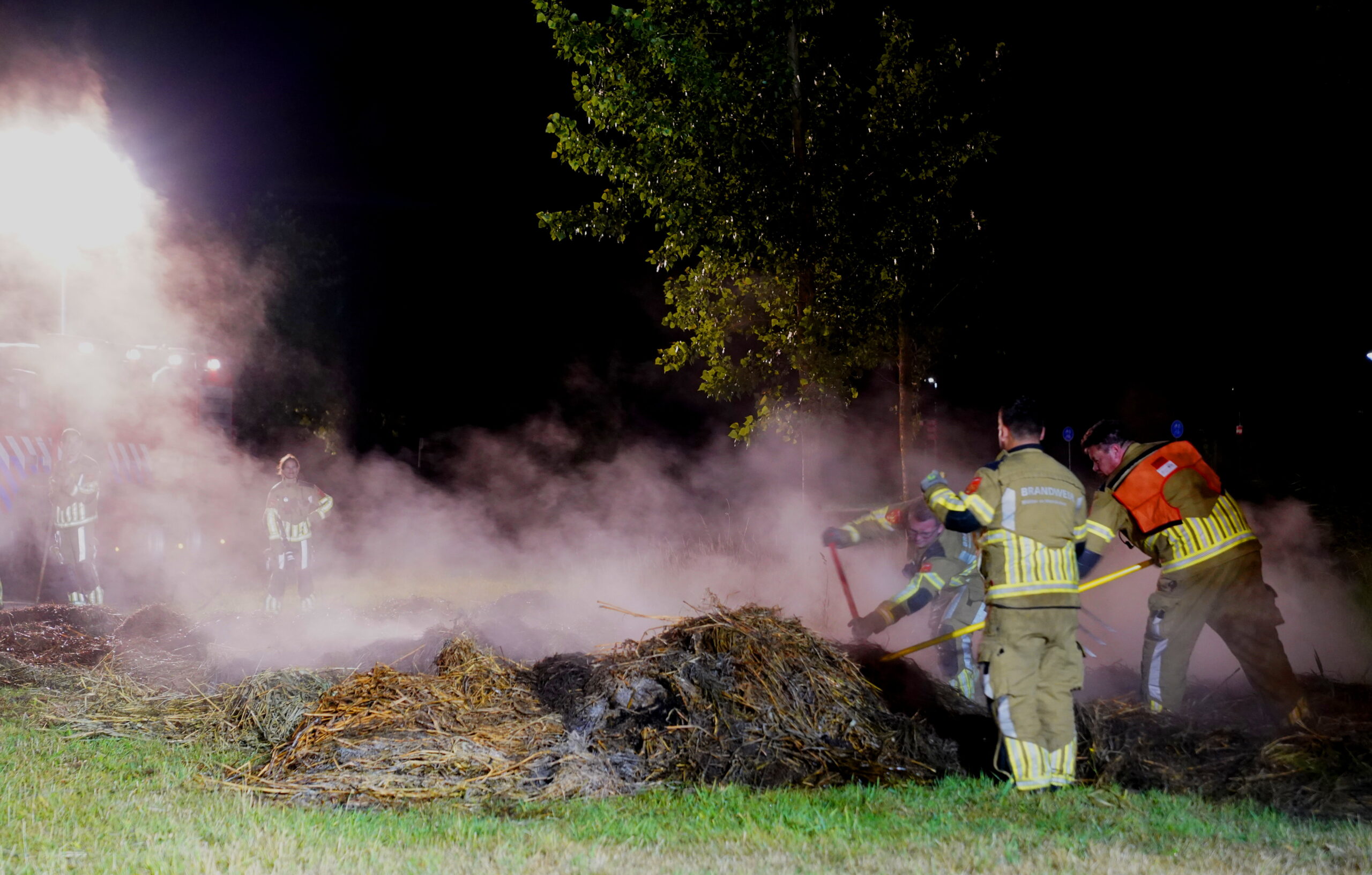 Brandweer uren bezig met brandende hooibalen