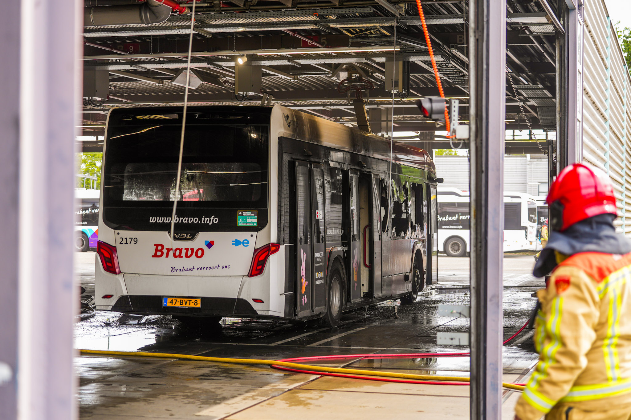 Gewonde bij brand in stadsbus in opslagplaats van Hermes