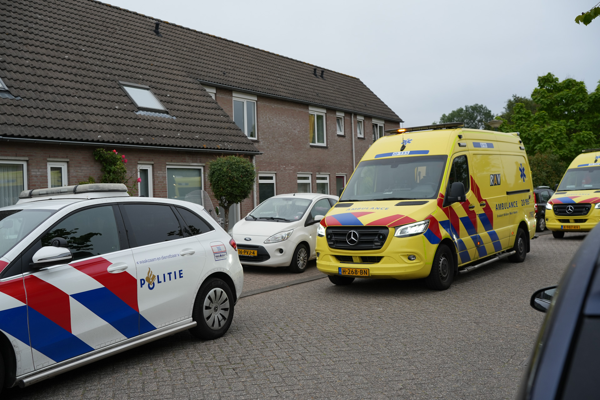 Overleden vrouw aangetroffen in zwembad, politie doet onderzoek