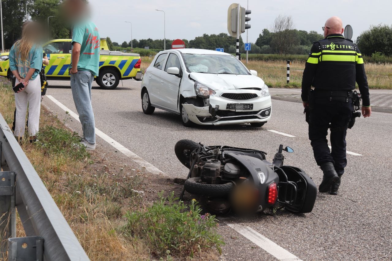 Auto en scooter botsen op kruising