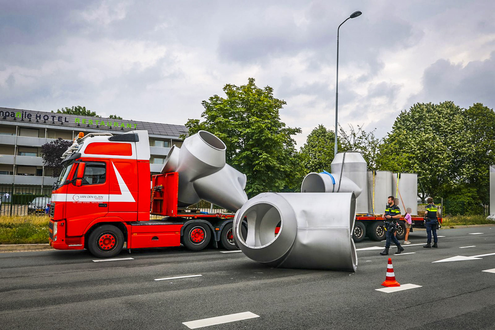 Vrachtwagen rijdt zich vast onder verkeersportaal