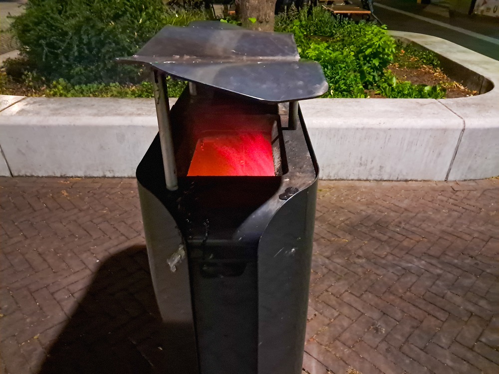 Vijf prullenbakken in brand, brandweer komt in actie