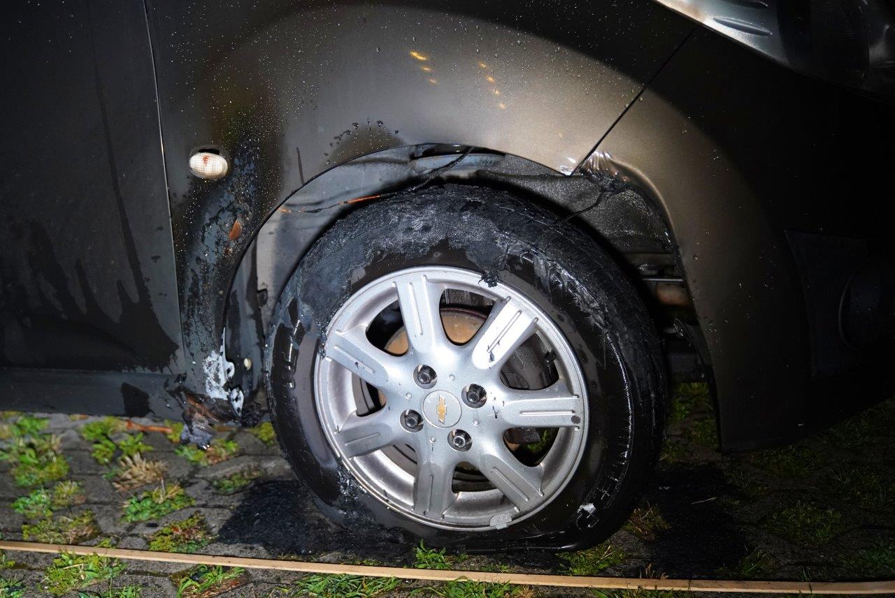 Auto in brand gestoken, politie zoekt dader