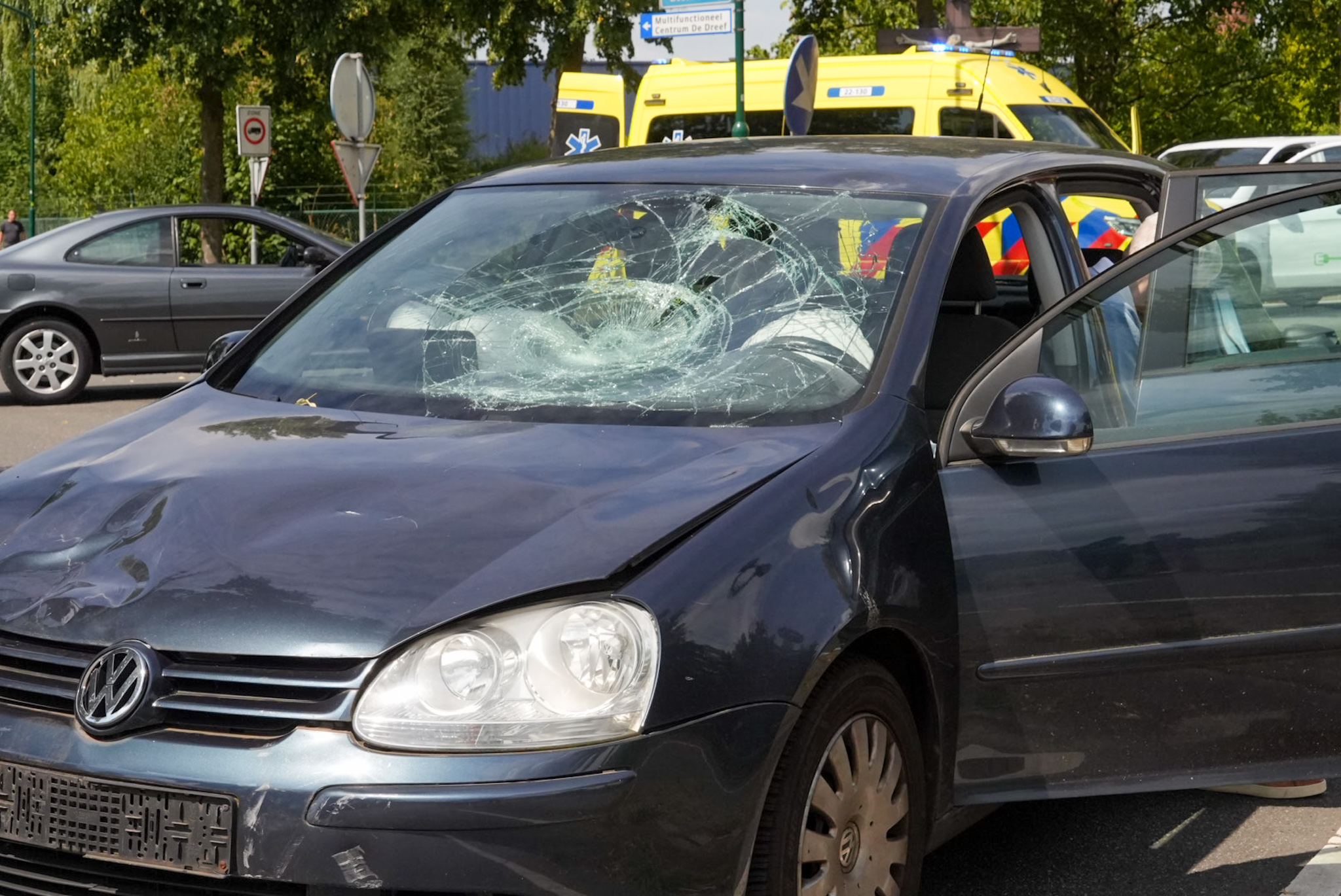 Scooterrijder zwaargewond bij botsing met auto