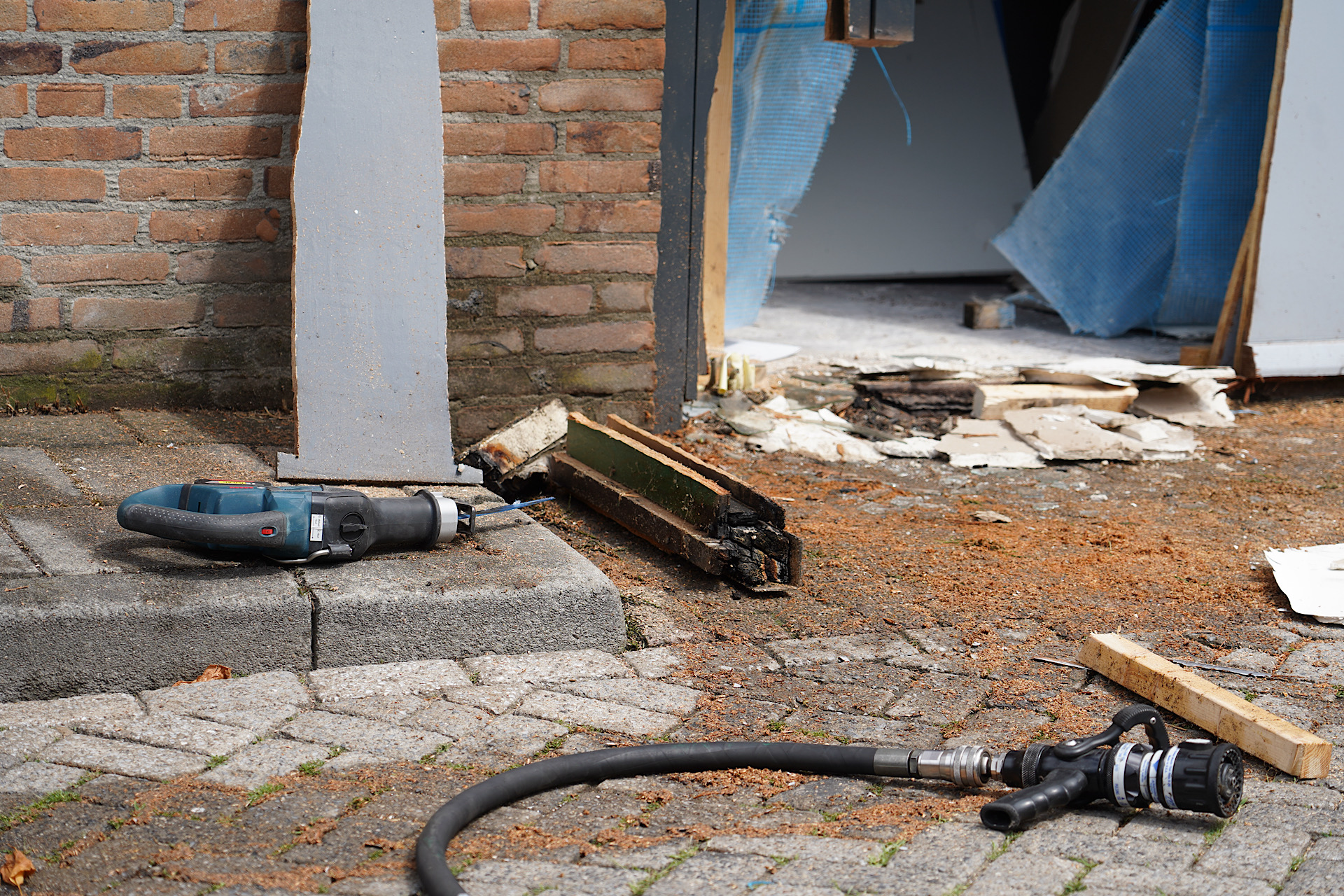 Brand door onkruidverbranding leidt tot sloopwerk en afsluiting