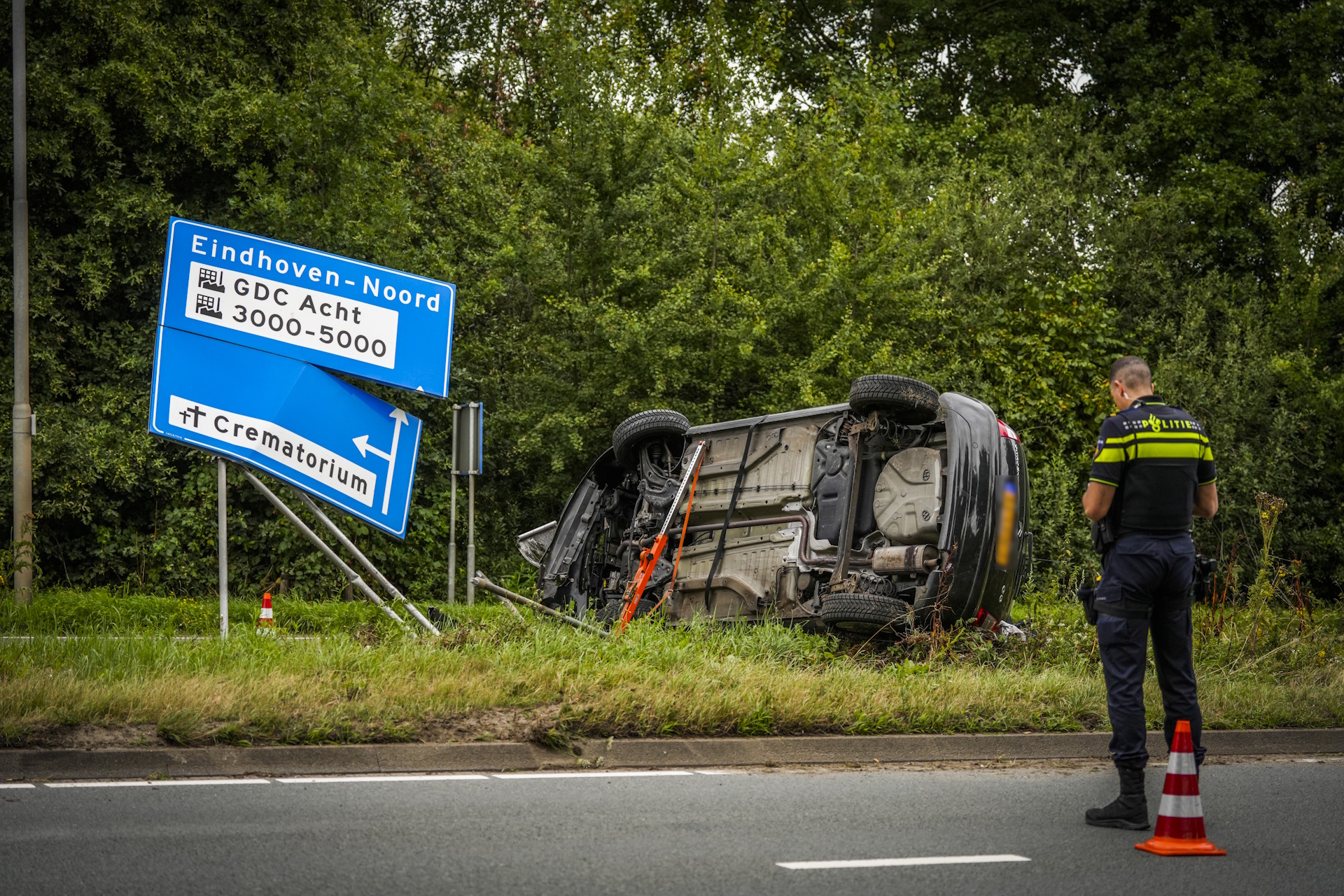 Auto met gezin slaat over de kop, verkeer naar vliegveld ontregeld