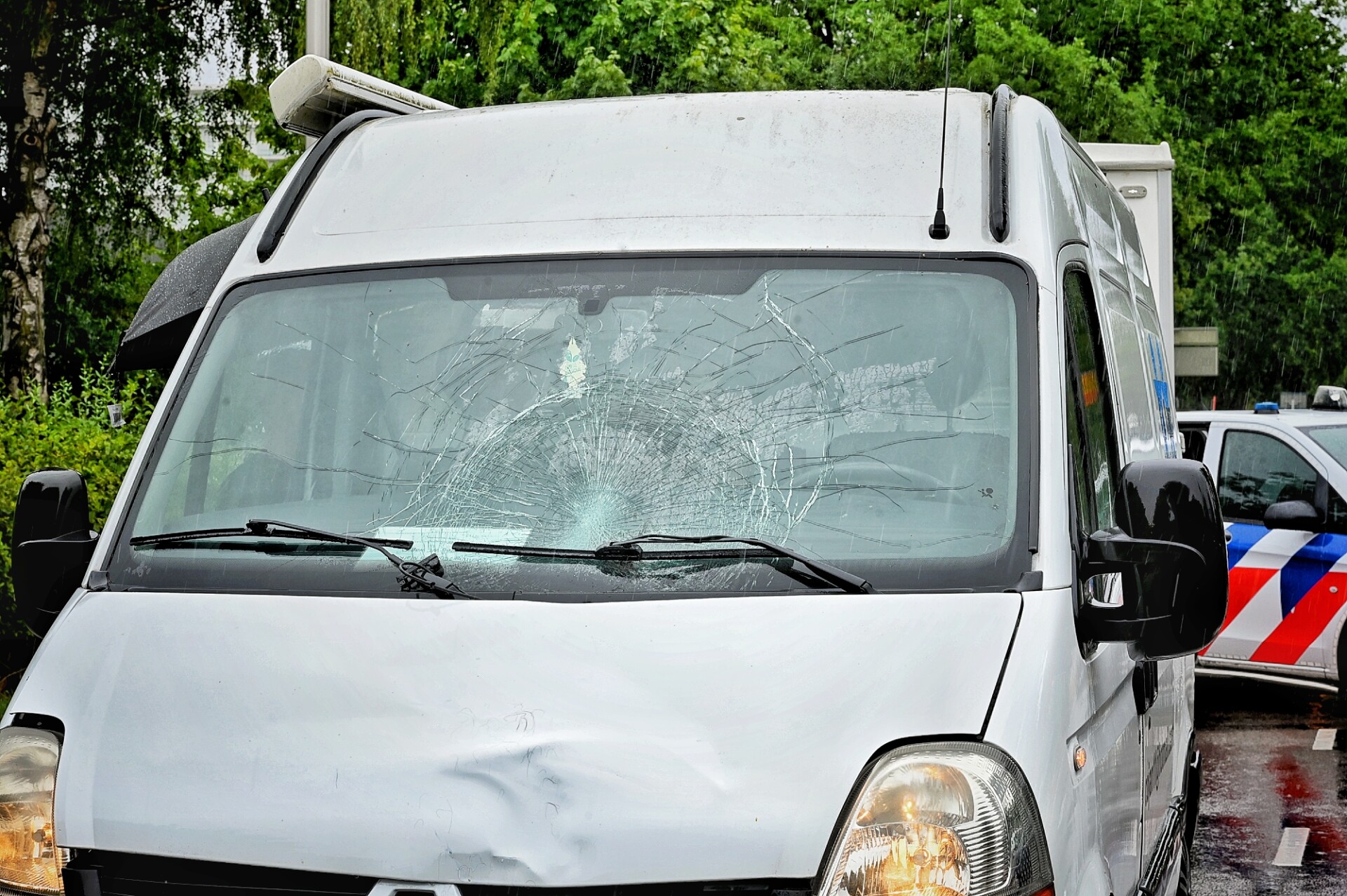 Voetganger geschept door bestelbus