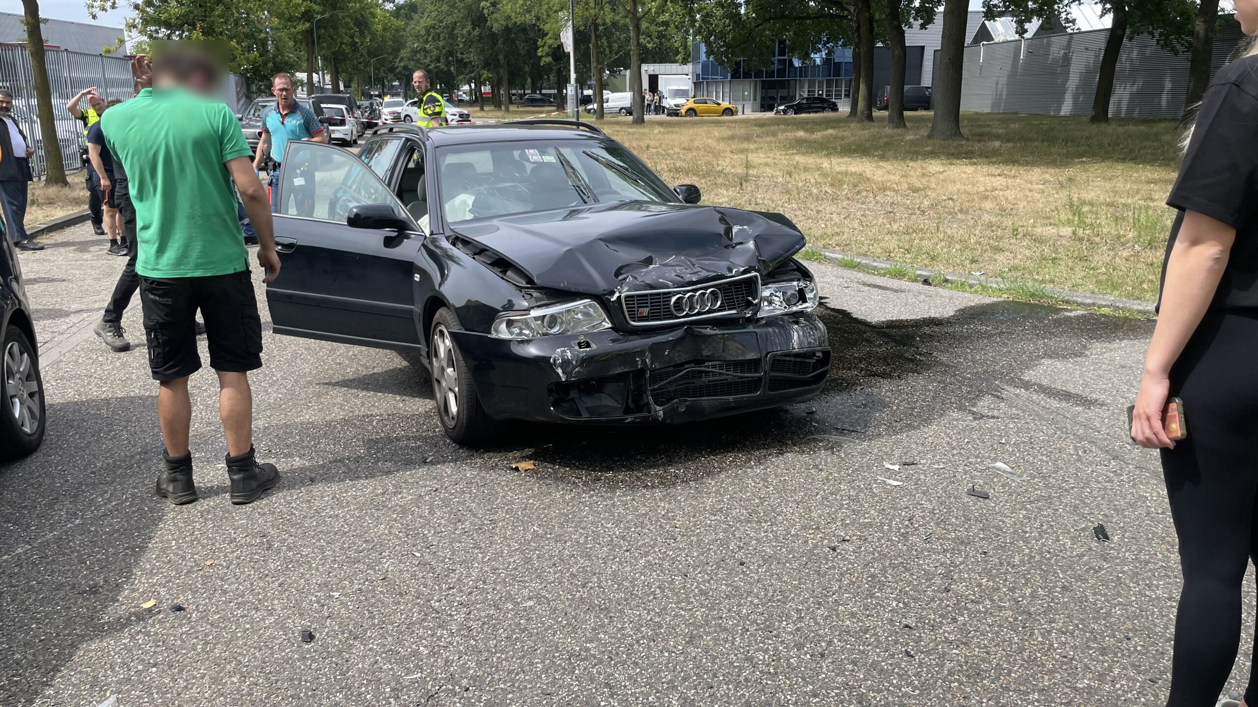 Twee auto’s botsen op industrieterrein