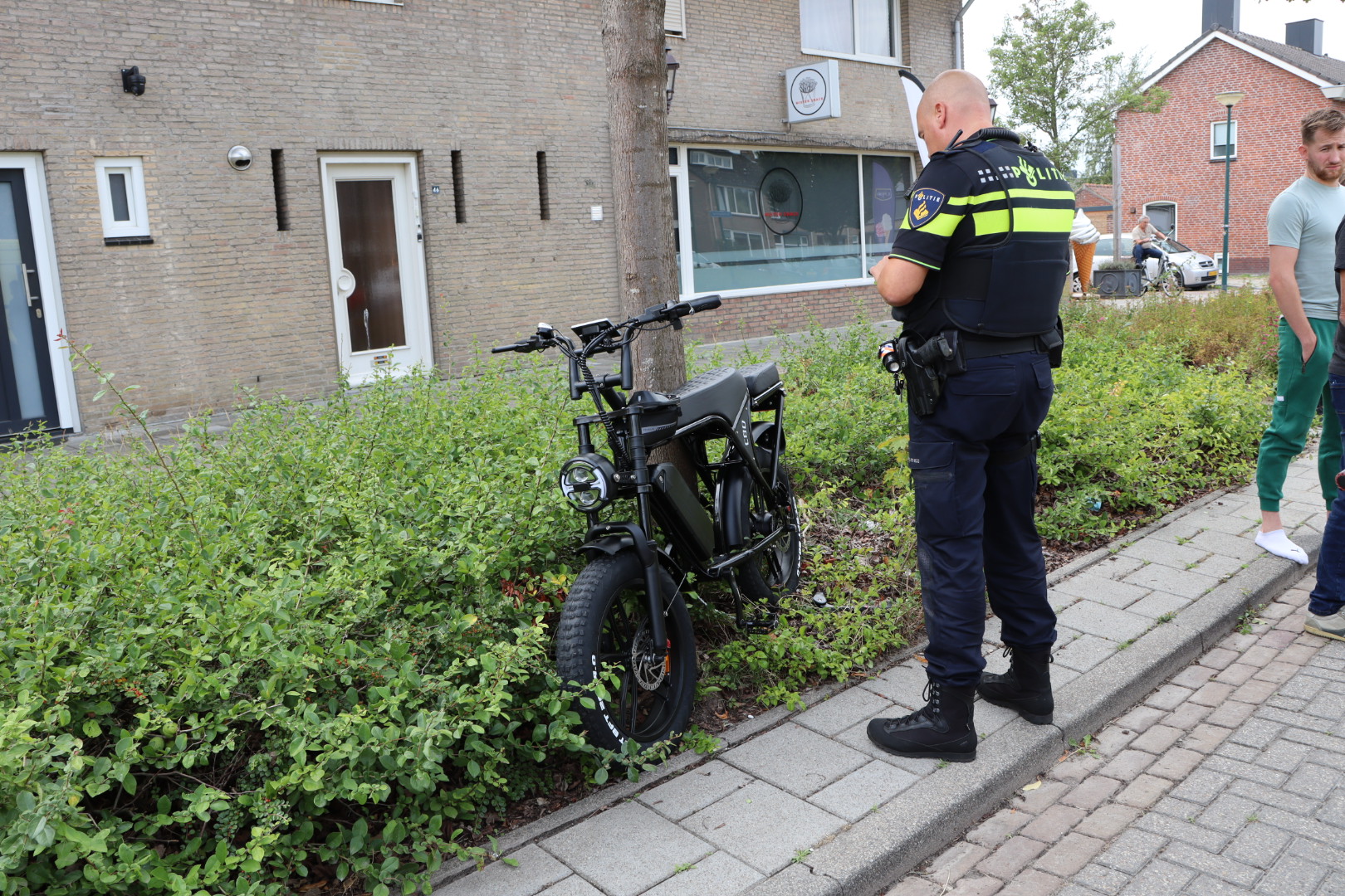 Jongen op fatbike steekt over zonder te kijken en wordt aangereden