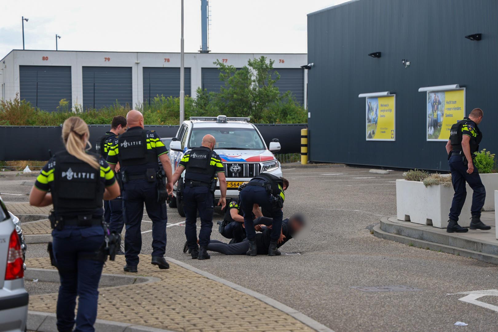 Politie trekt vuurwapens bij aanhouding winkelcentrum
