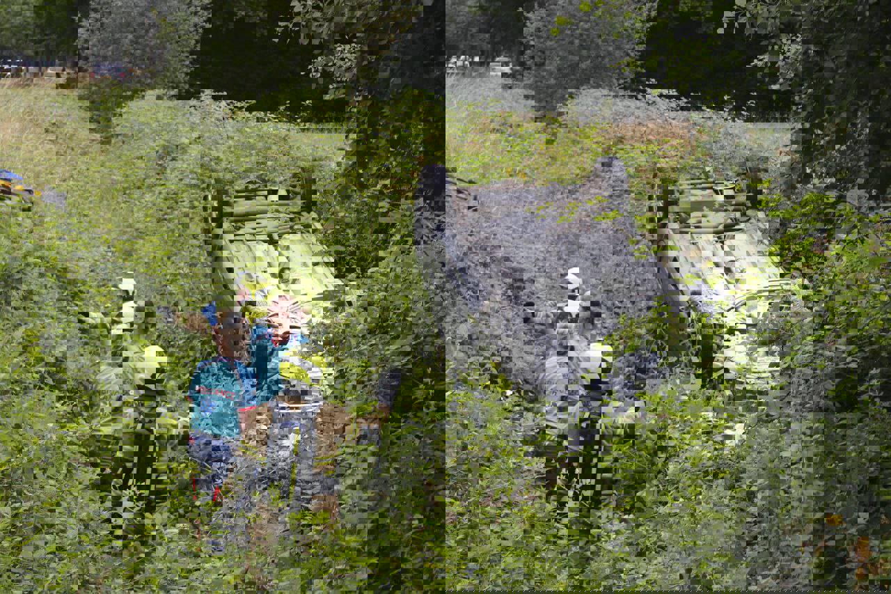 Auto belandt op kop en vat vlam bij ernstig ongeval