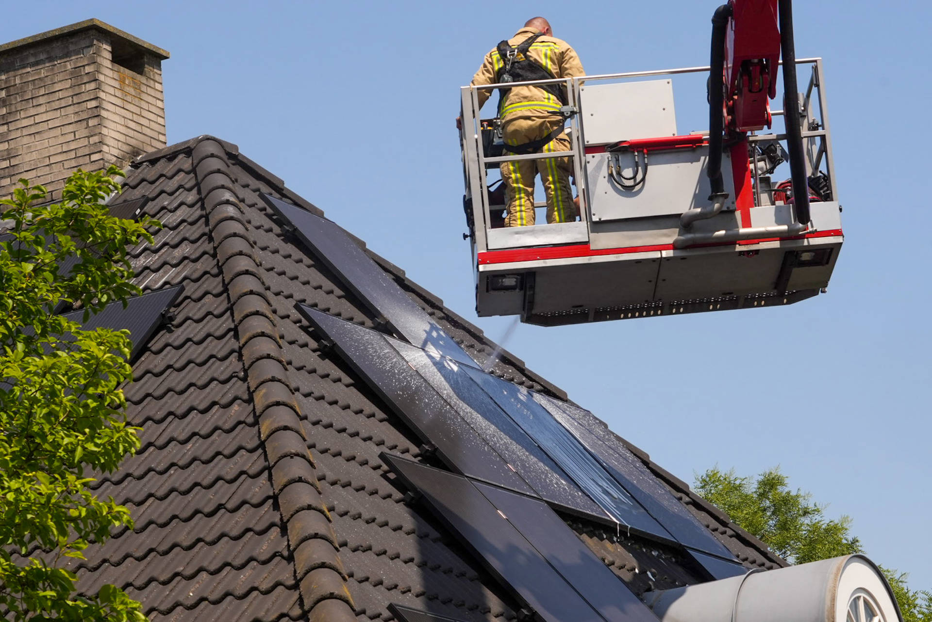 Brand onder zonnepaneel op dak van woning