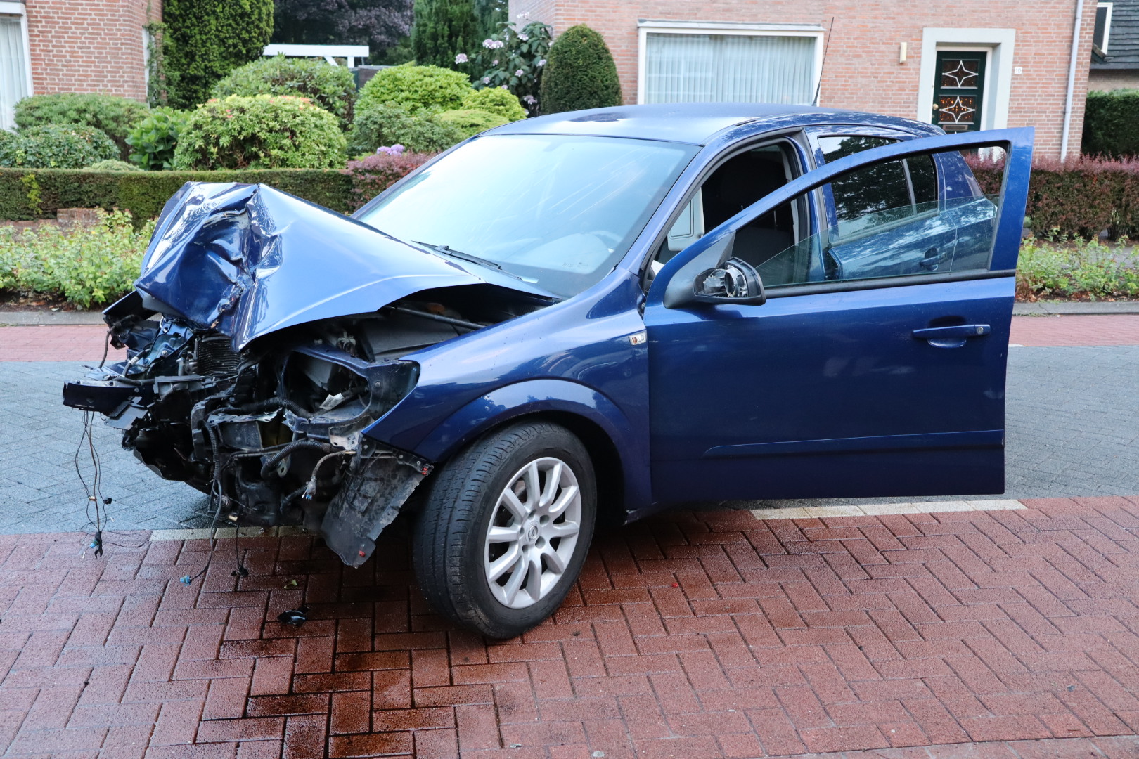 Automobilist rijd tegen boom