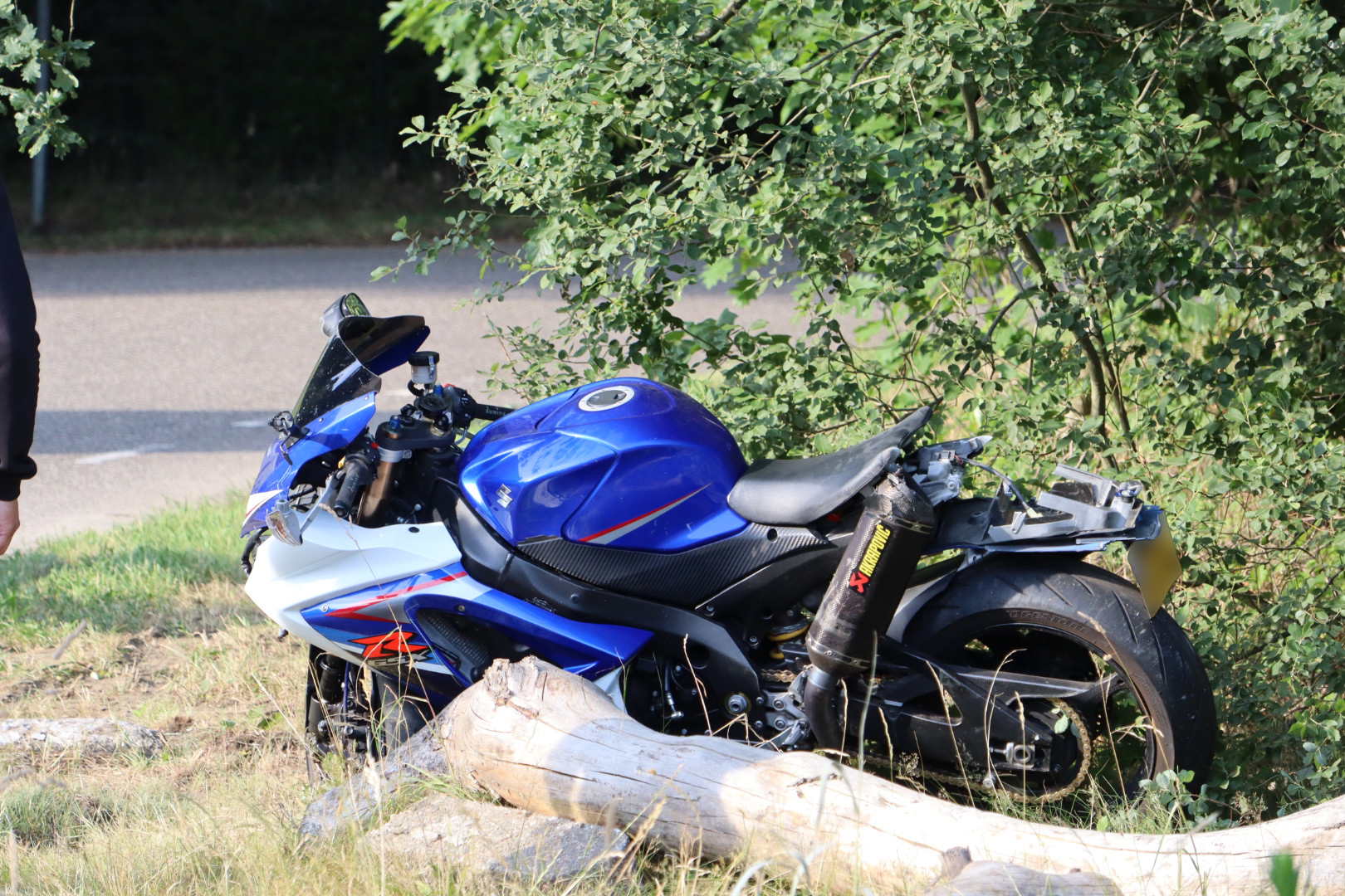 Motorrijder gewond na flinke schuiver op kruising