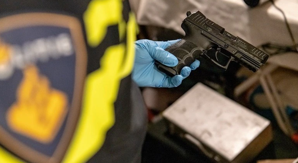 Wietlucht verraadt man met vuurwapens tijdens woningbrand