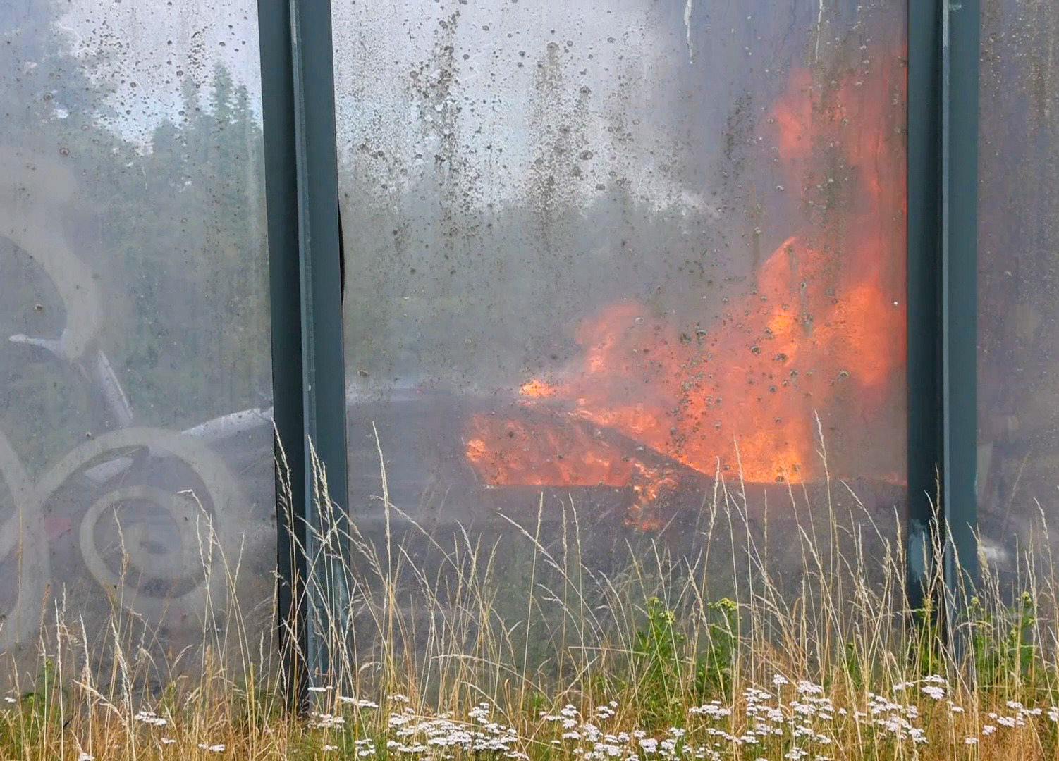 Berm in vlammen door felle autobrand
