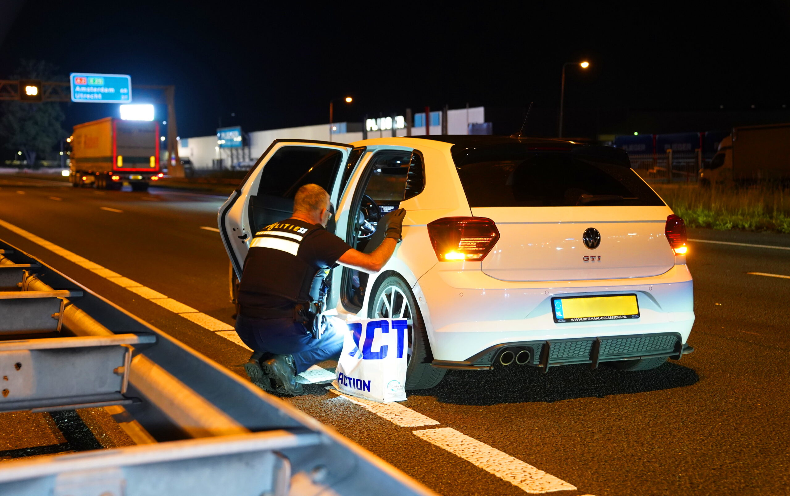 Bestuurder zonder rijbewijs vlucht na achtervolging: taser in auto gevonden