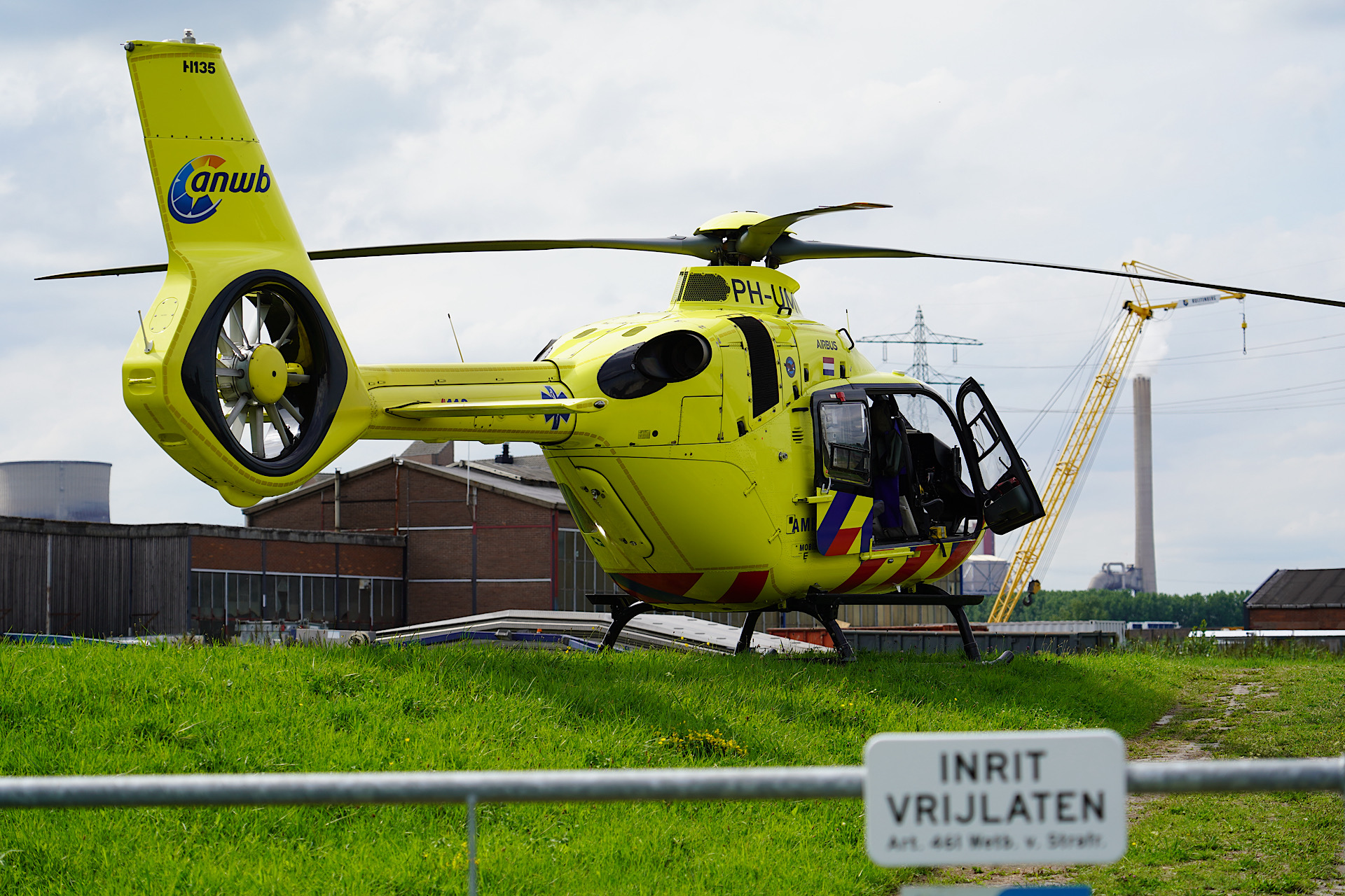 Gewonde bij bedrijfsongeluk, traumahelikopter ingezet