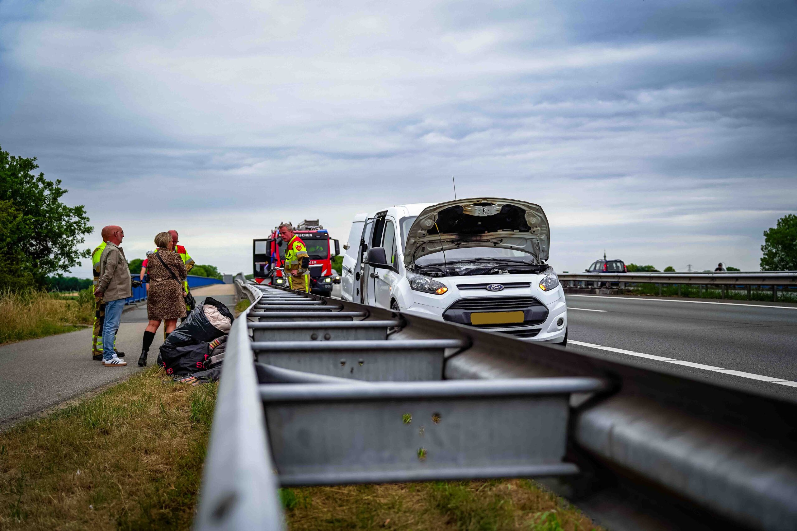 Motor van bestelauto vat vlam op snelweg, inzittenden blussen zelf vuur