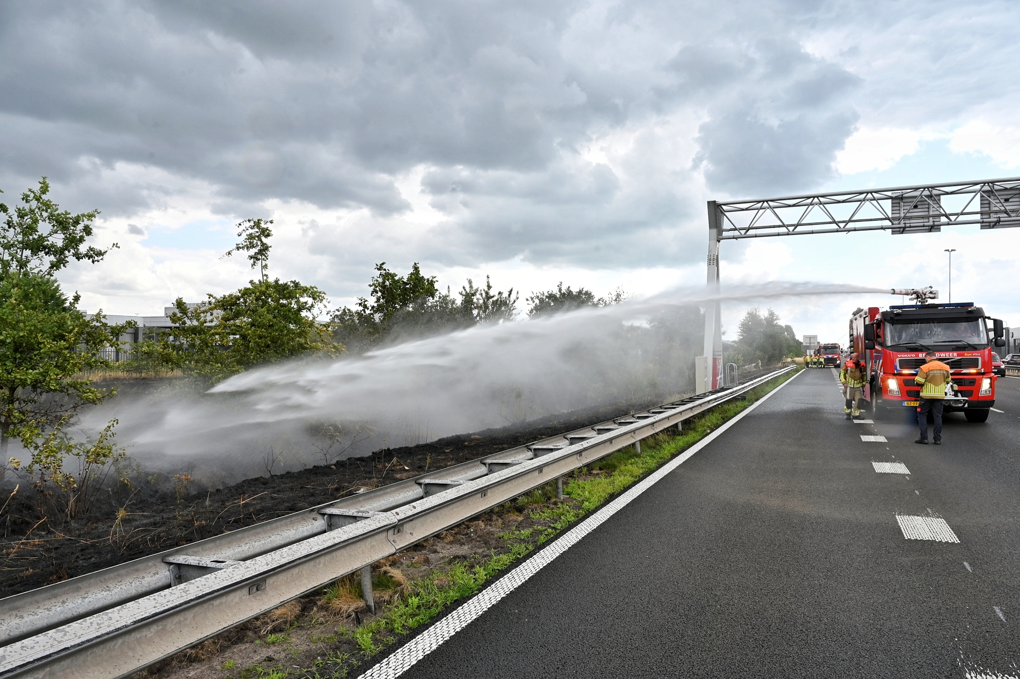 Bermbrand zorgt voor afsluitingen en lange files op A58