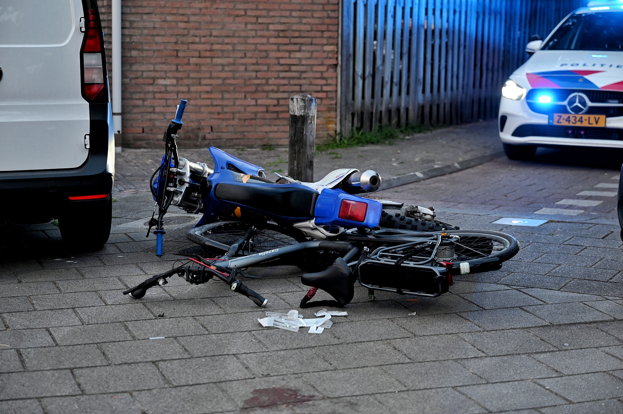 Fietser zwaargewond na aanrijding met crossmotor tijdens politieachtervolging