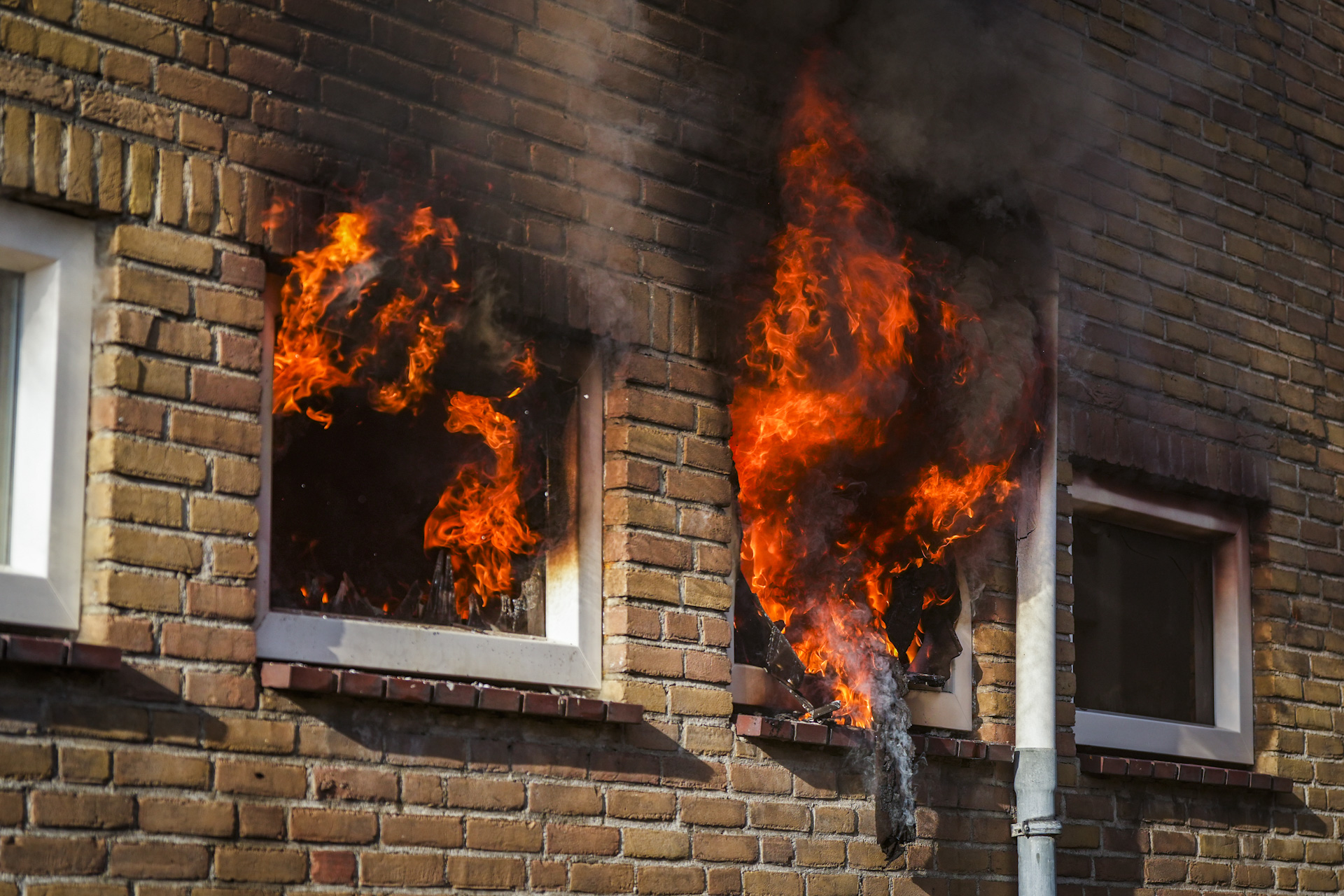 Uitslaande brand bij stomerij in centrum