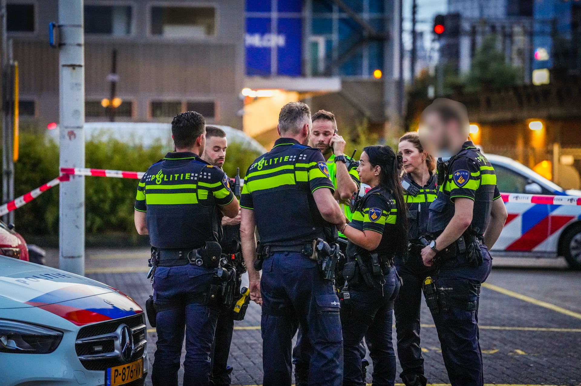 Man neergestoken bij station, politie doorzoekt trein