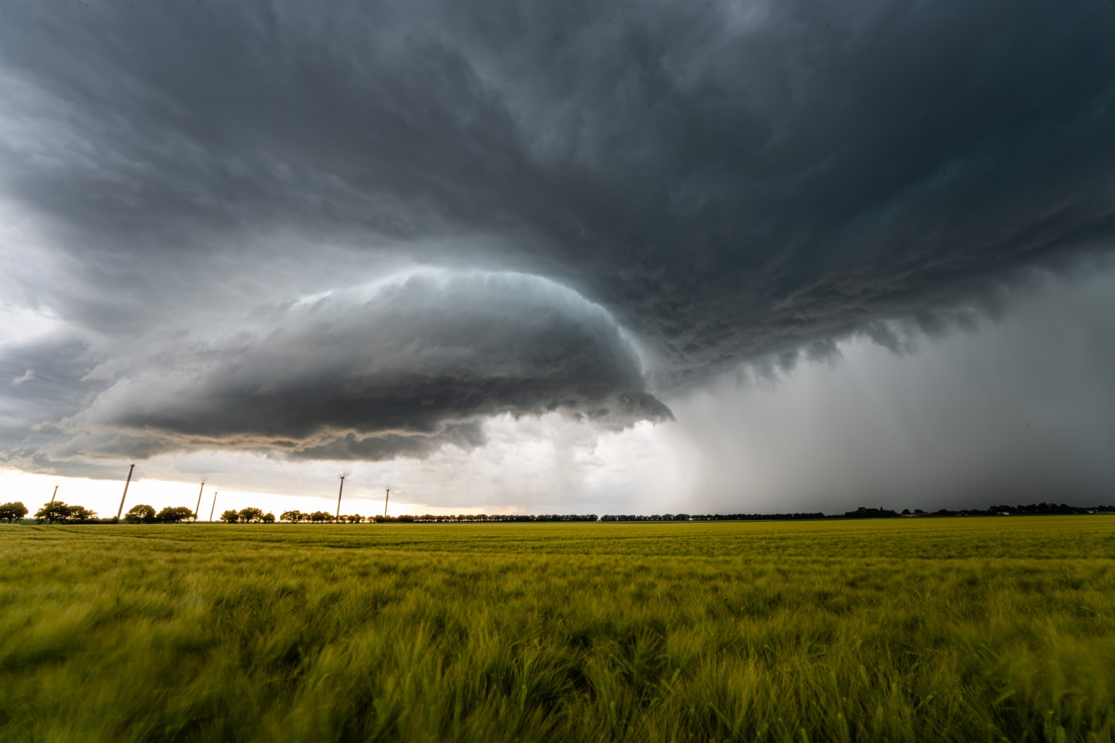 Waarschuwing voor zware onweersbuien met mogelijk hagelstenen en windstoten
