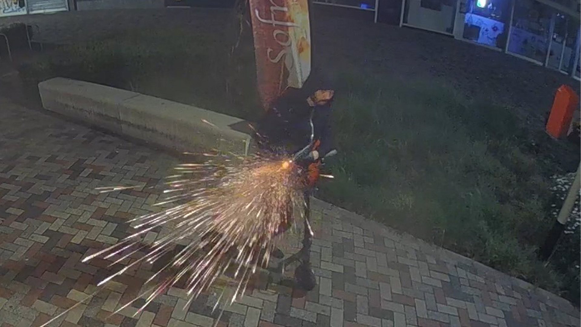 Man op step schiet op horecazaak, beelden vrijgegeven door politie