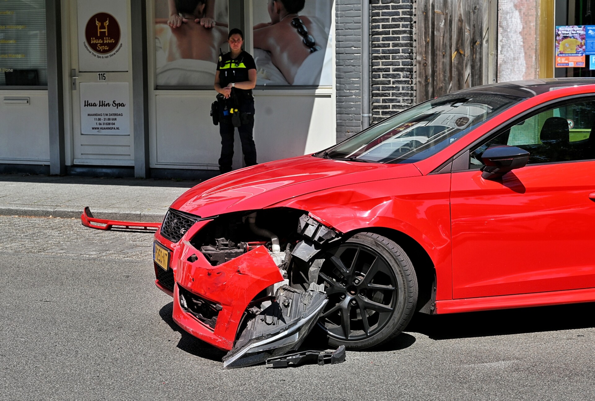 Motorrijder na botsing met auto tegen raam van winkel gelanceerd