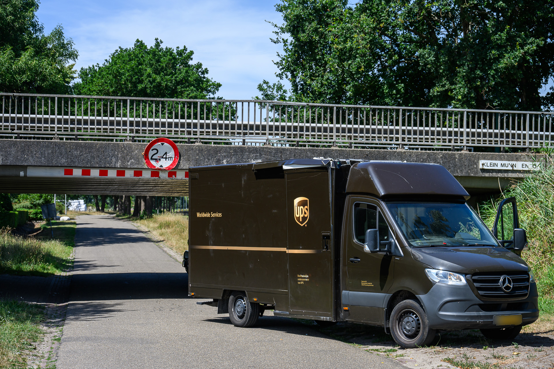UPS-bestelbus blijft steken onder laag viaduct