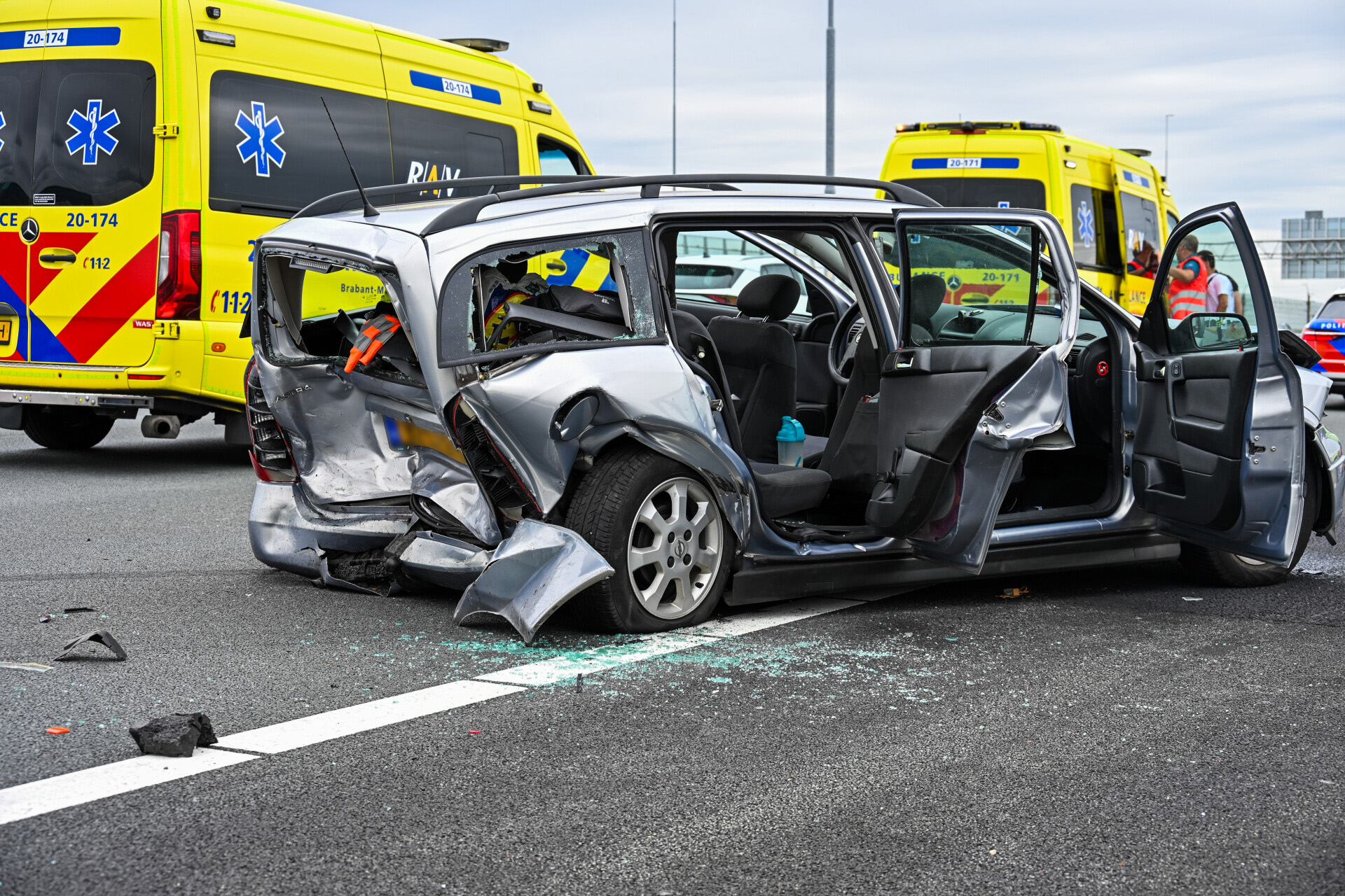 Drie gewonden bij aanrijding op snelweg, twee rijstroken afgesloten