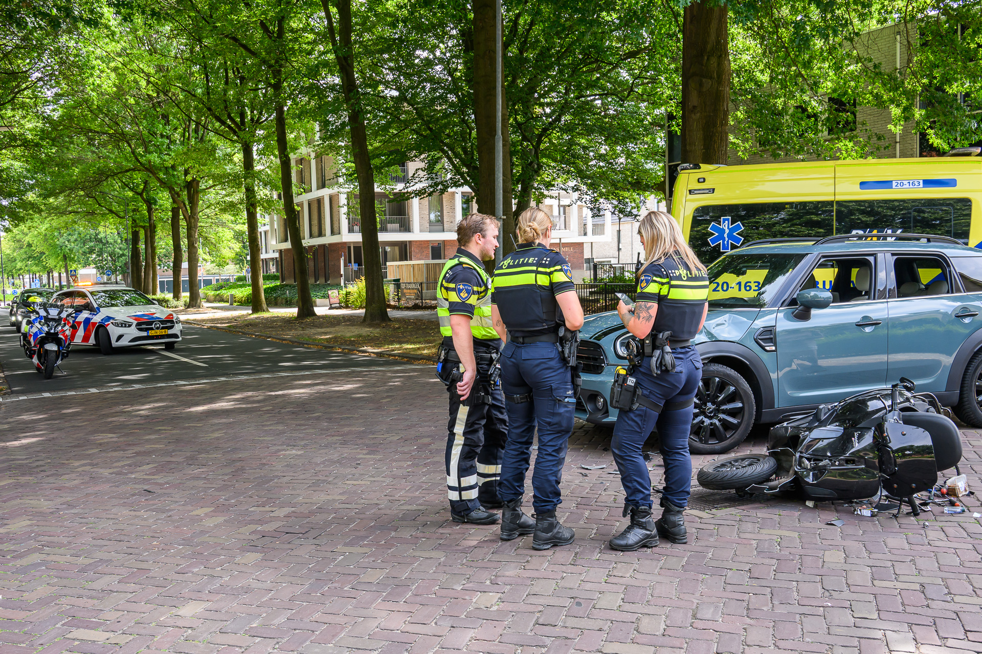 Scooterrijder gewond bij aanrijding met auto
