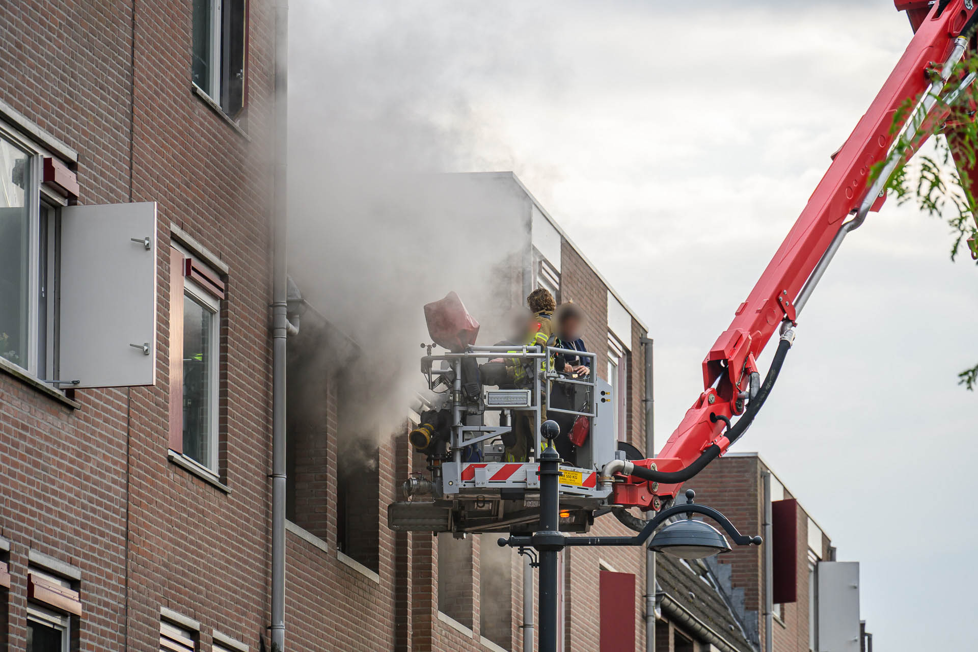 Woning brandt volledig uit, twee vrouwen geëvacueerd
