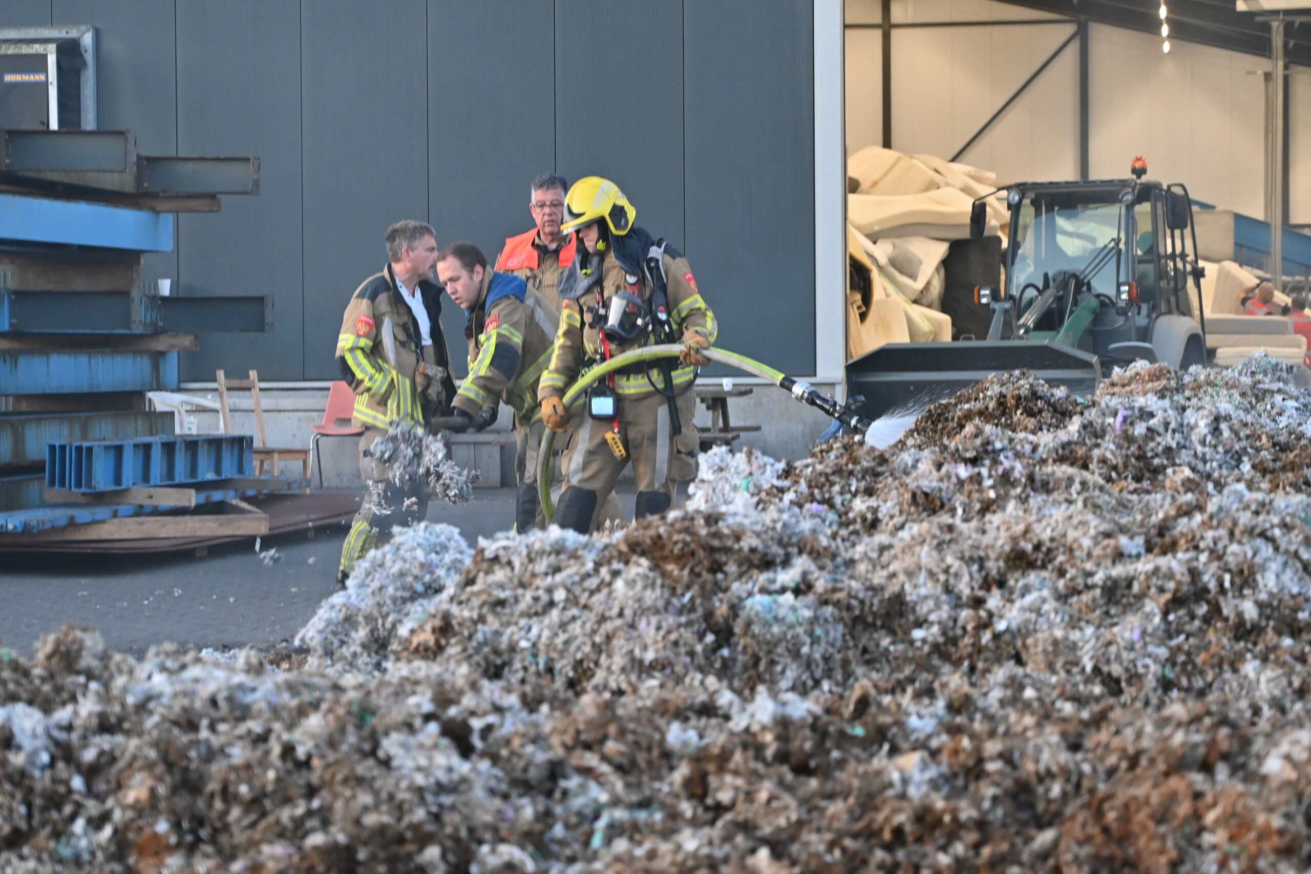 Brandweer rukt uit voor brand in container met matrasresten