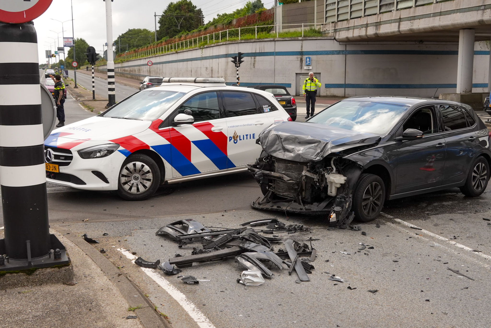 Verkeerslicht uit de grond gereden door botsing