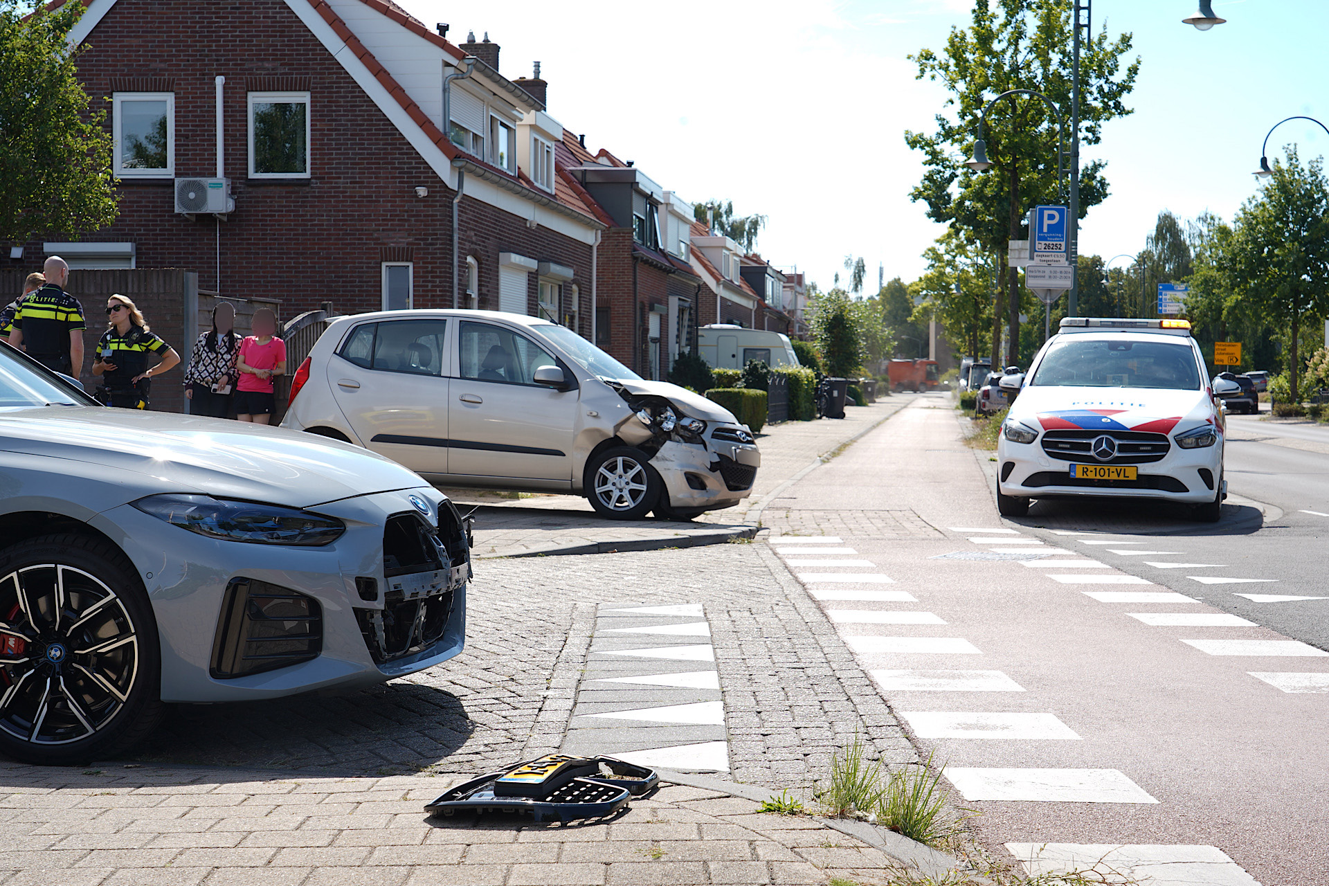 Twee auto’s botsen op kruising