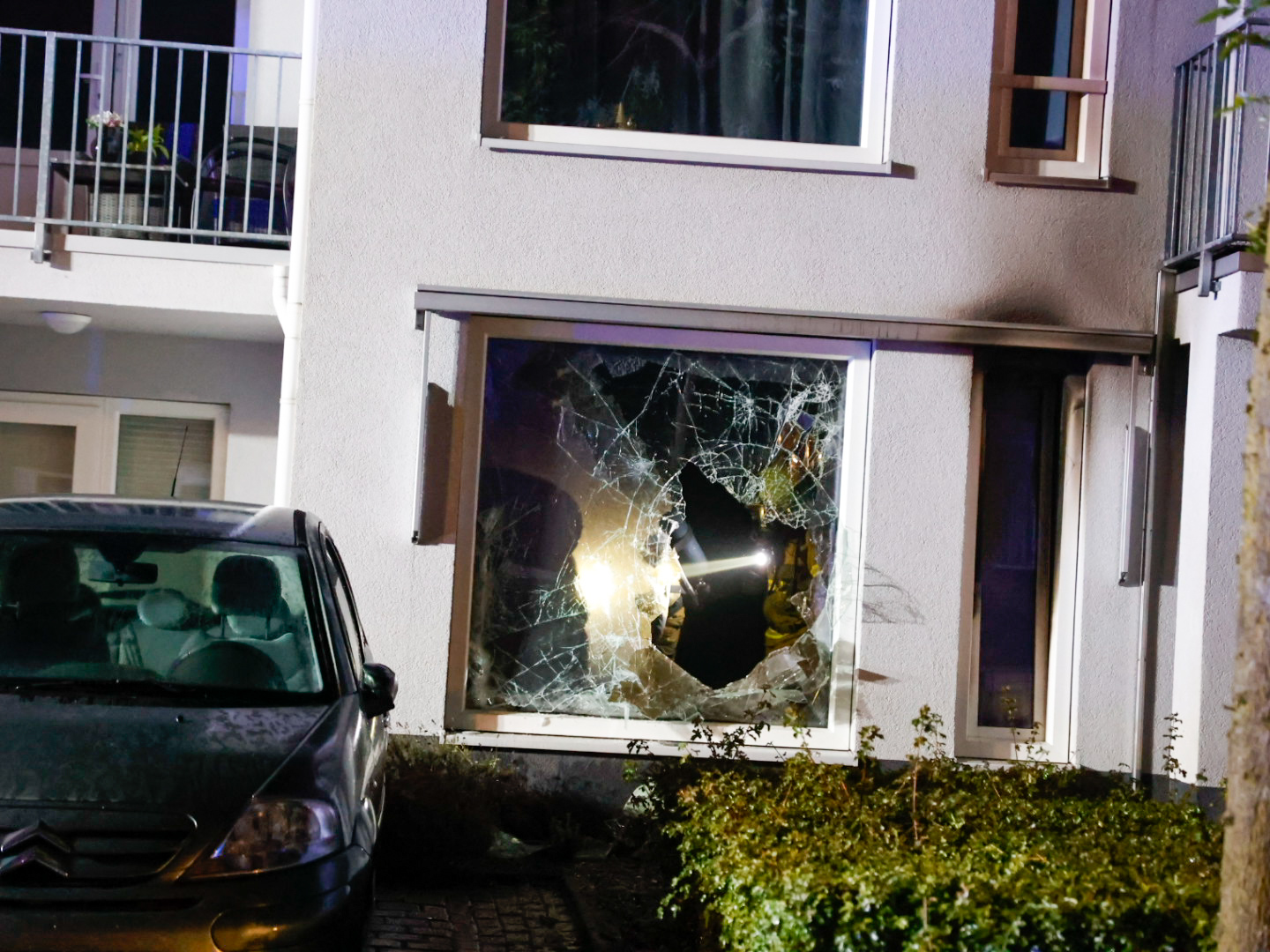 Brand verwoest appartement, vrouw in ambulance behandeld