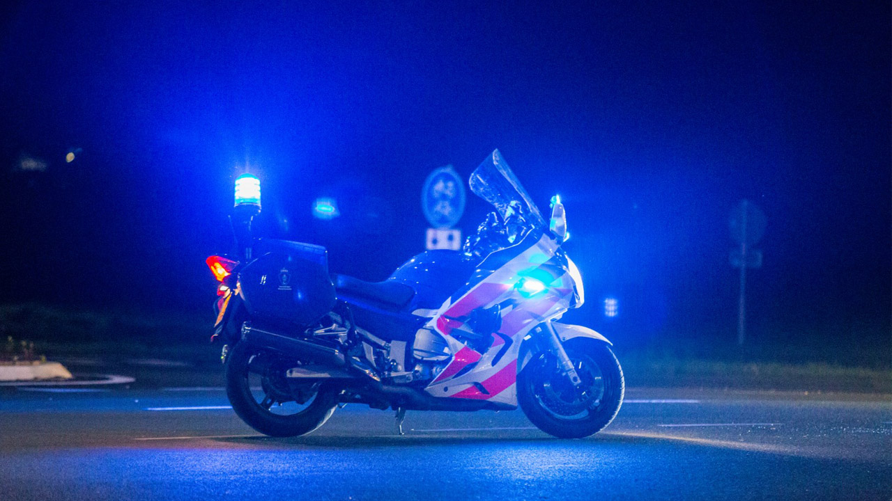 Man zonder rijbewijs crasht na achtervolging over snelweg