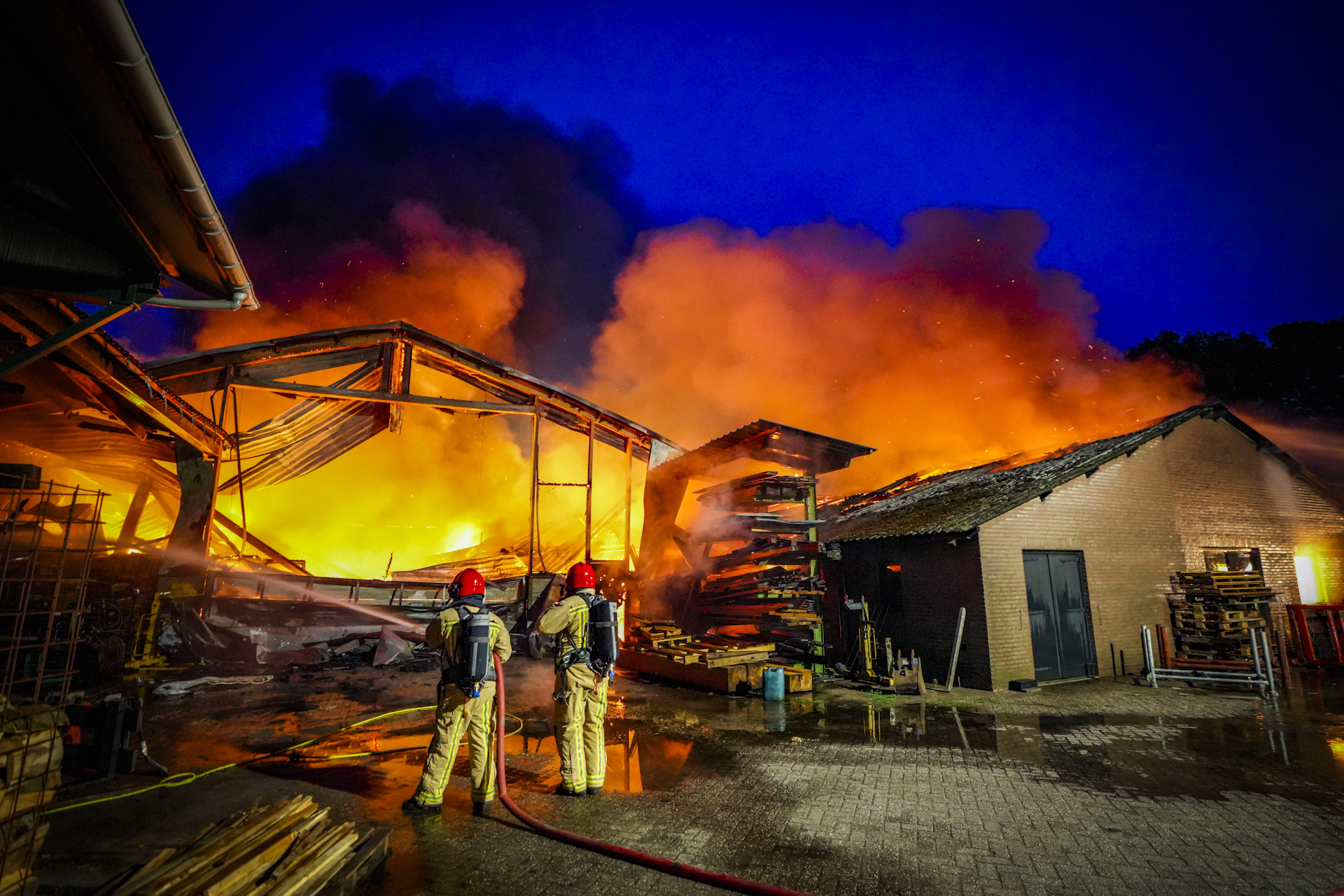 Uitslaande brand bij boerenbedrijf: duizenden kippen dood