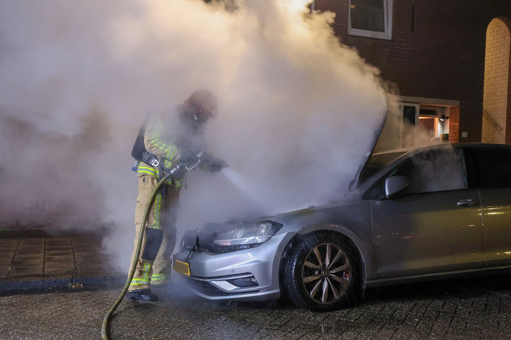 Auto in brand gestoken, verdachte vlucht op fatbike