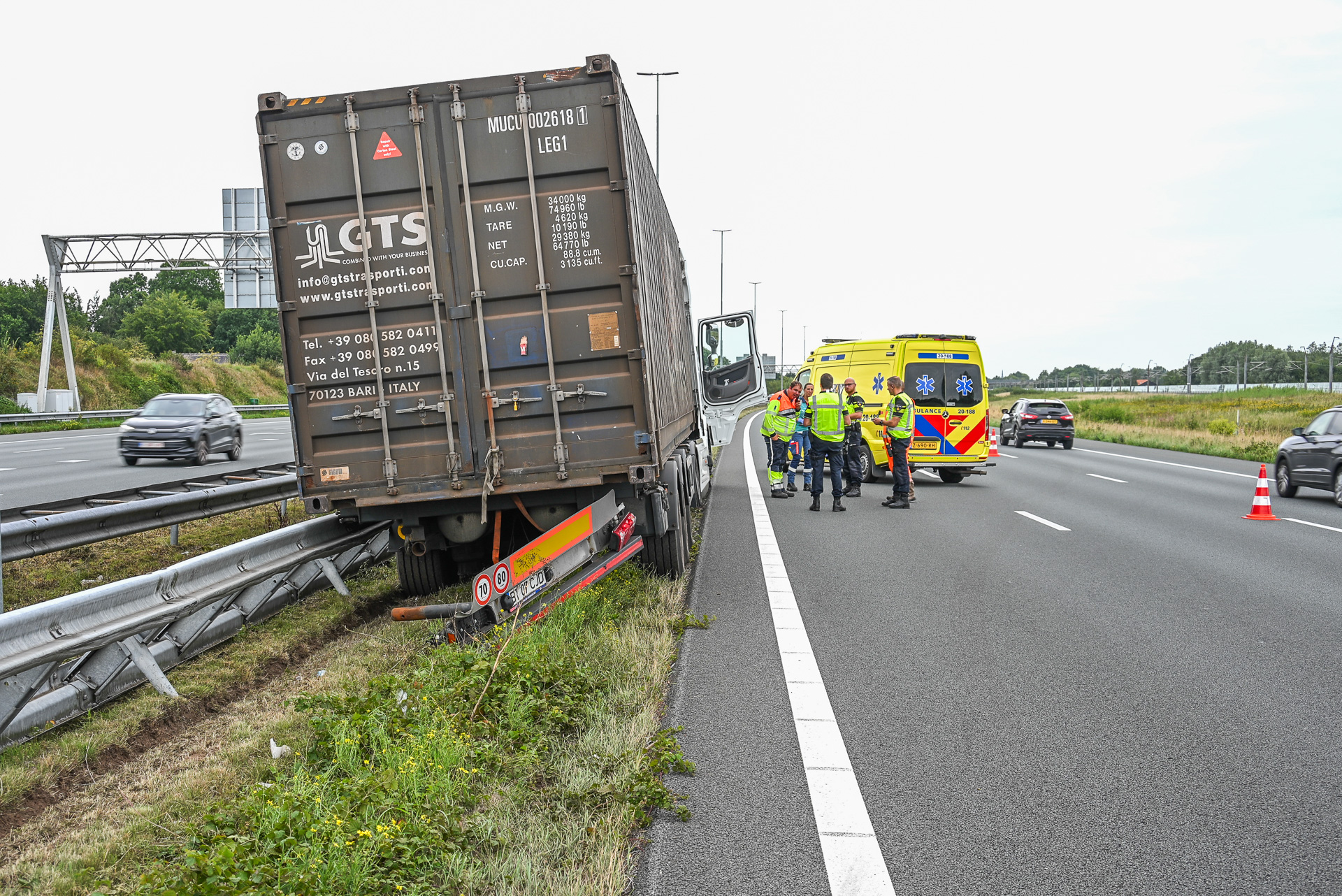 Ongeval met vrachtwagen zorgt voor afsluiting rijbanen en lange file