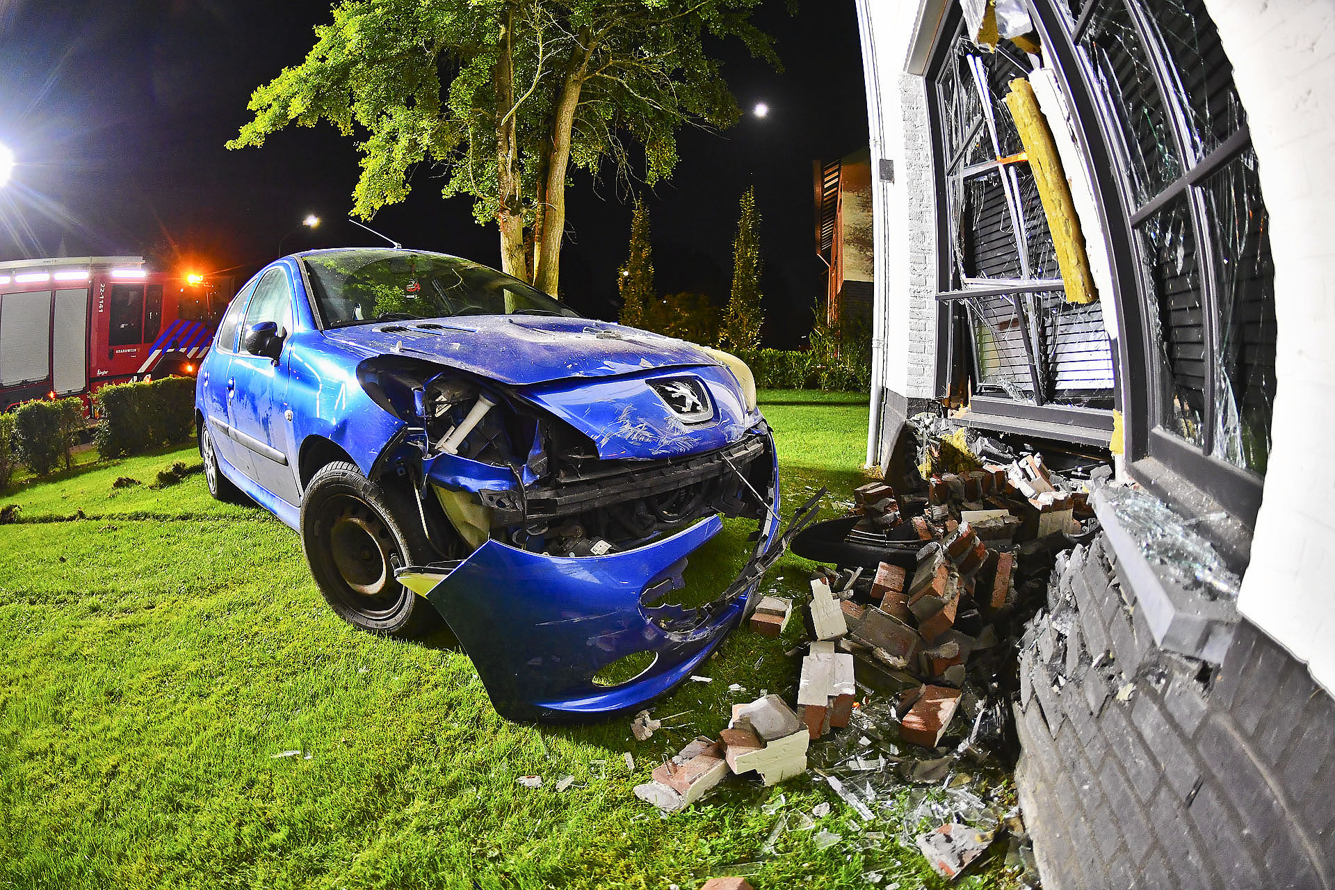 Man rijdt met auto woning van overburen binnen