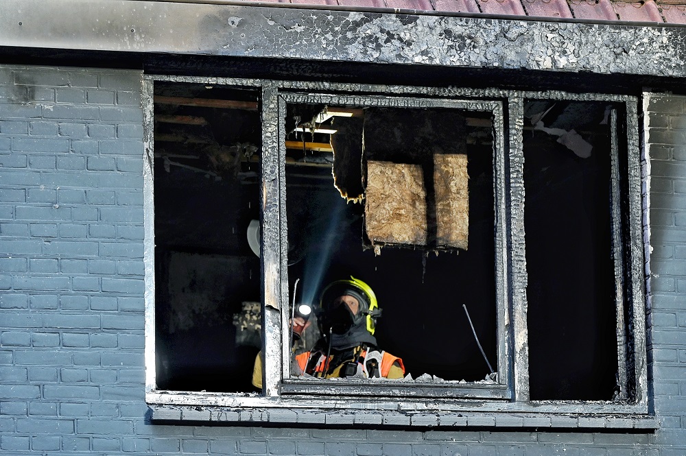 Brand verwoest studentenhuis, vijf bewoners op tijd gevlucht