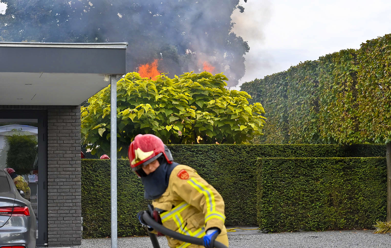 Sauna onder overkapping vliegt in brand