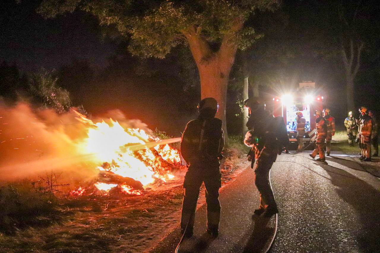Berg snoeiafval in brand zorgt voor rookoverlast