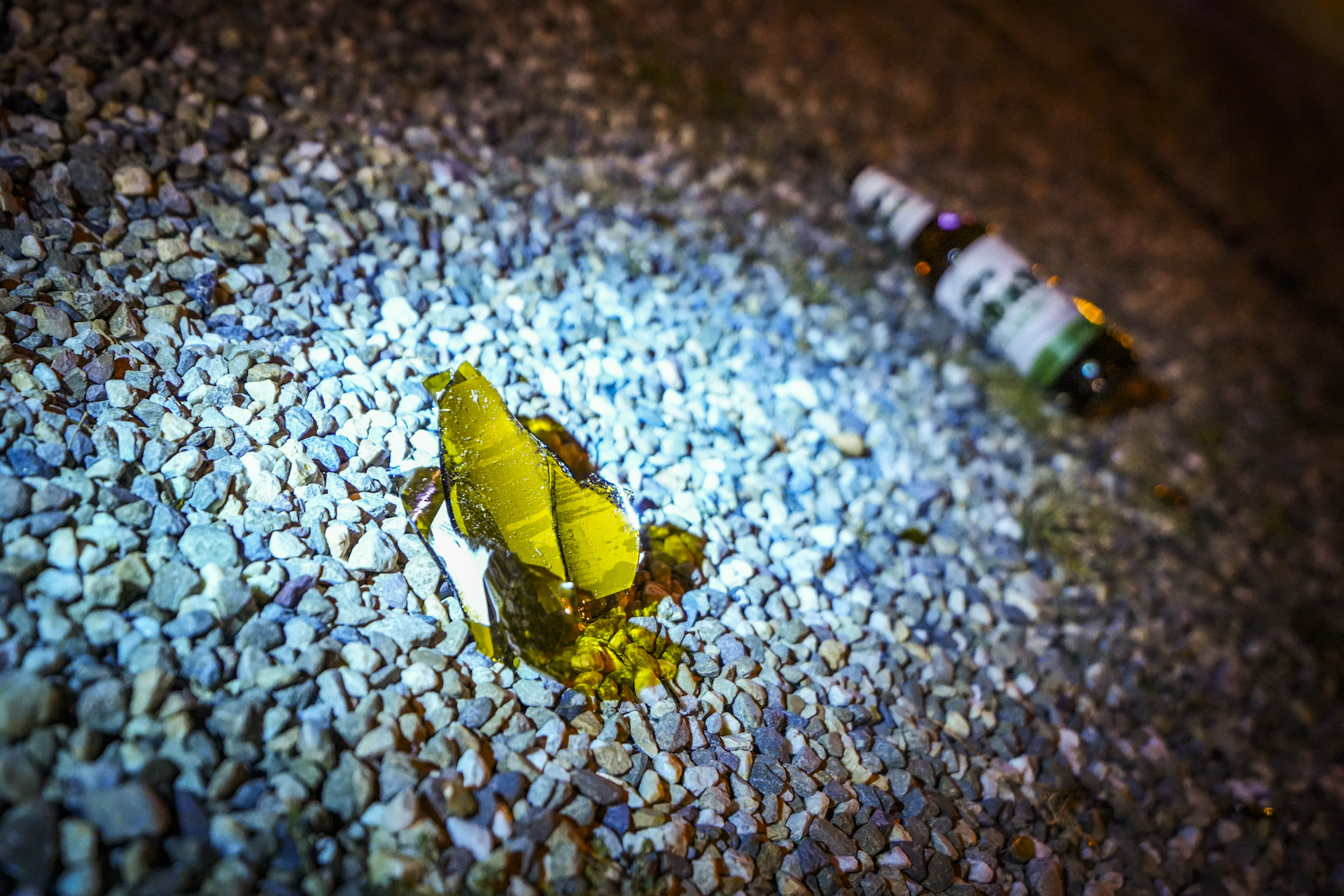 Verwarde man sloopt politiewagen en gooit met bierflessen