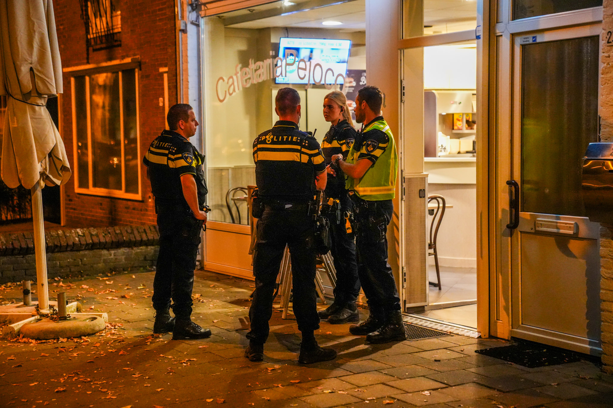 Overval op cafetaria, mannen bedreigen medewerker met mes