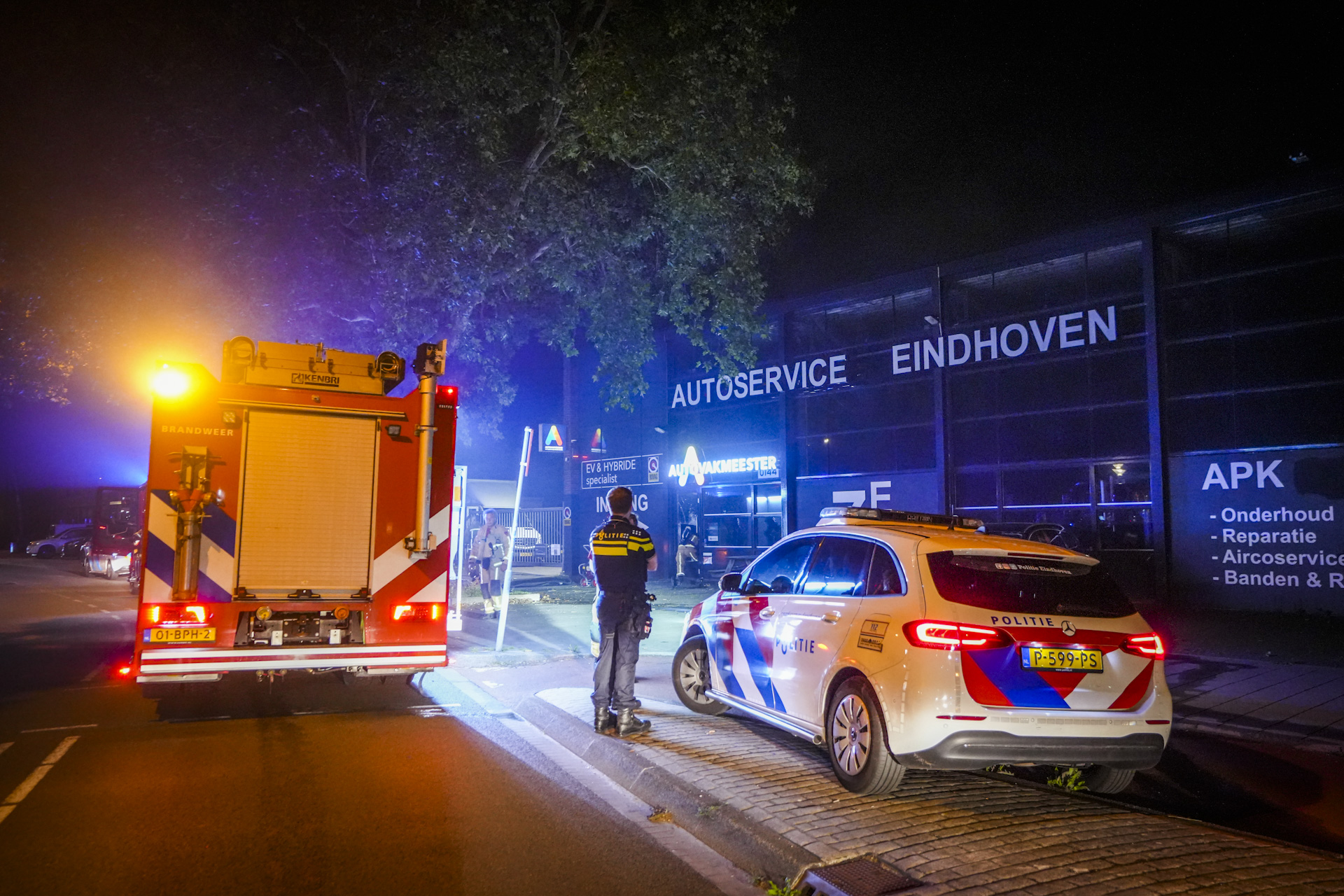 Agenten ontdekken brand bij autobedrijf, inbraakalarm houdt buurt wakker