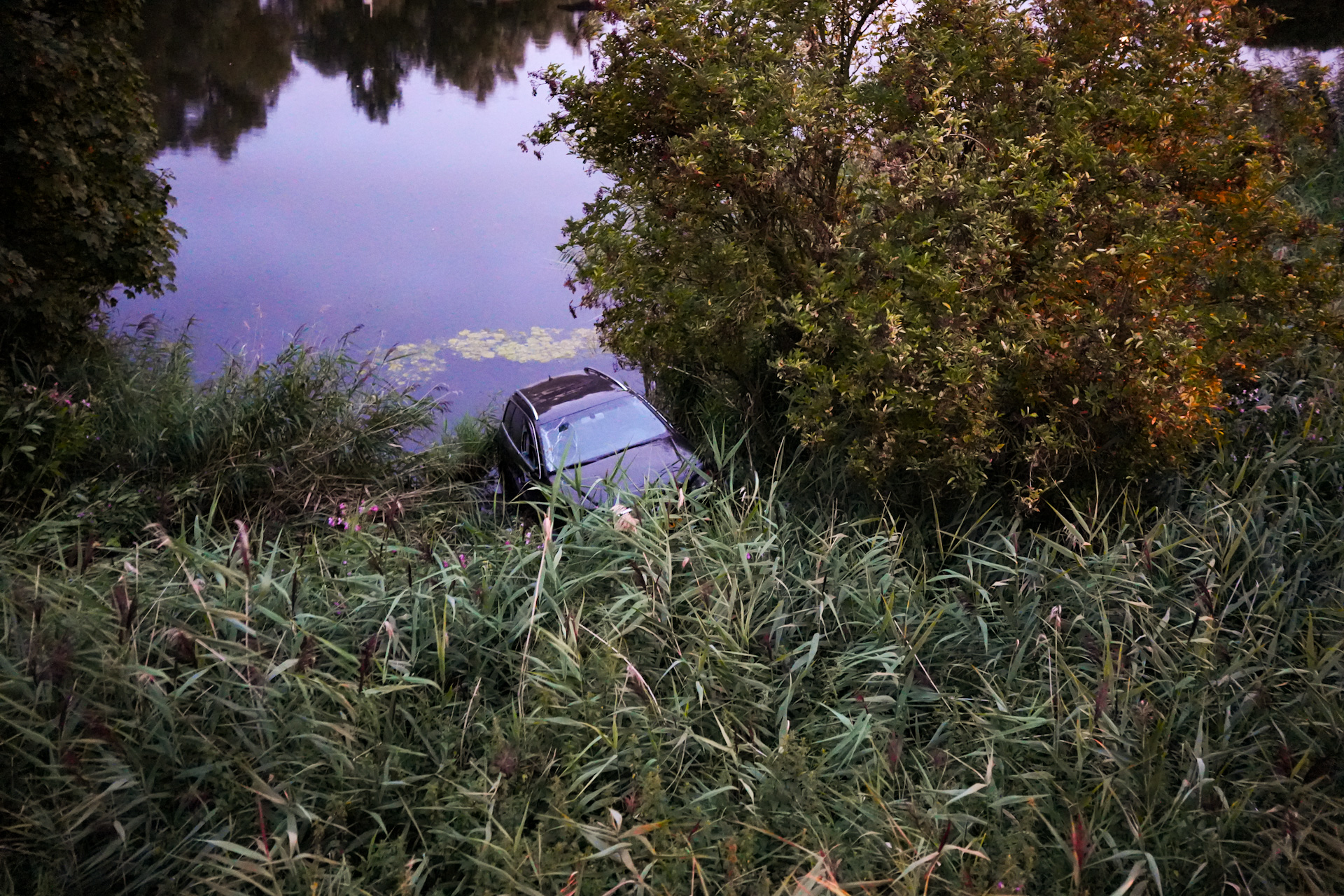 Auto belandt in water, bestuurder onder invloed